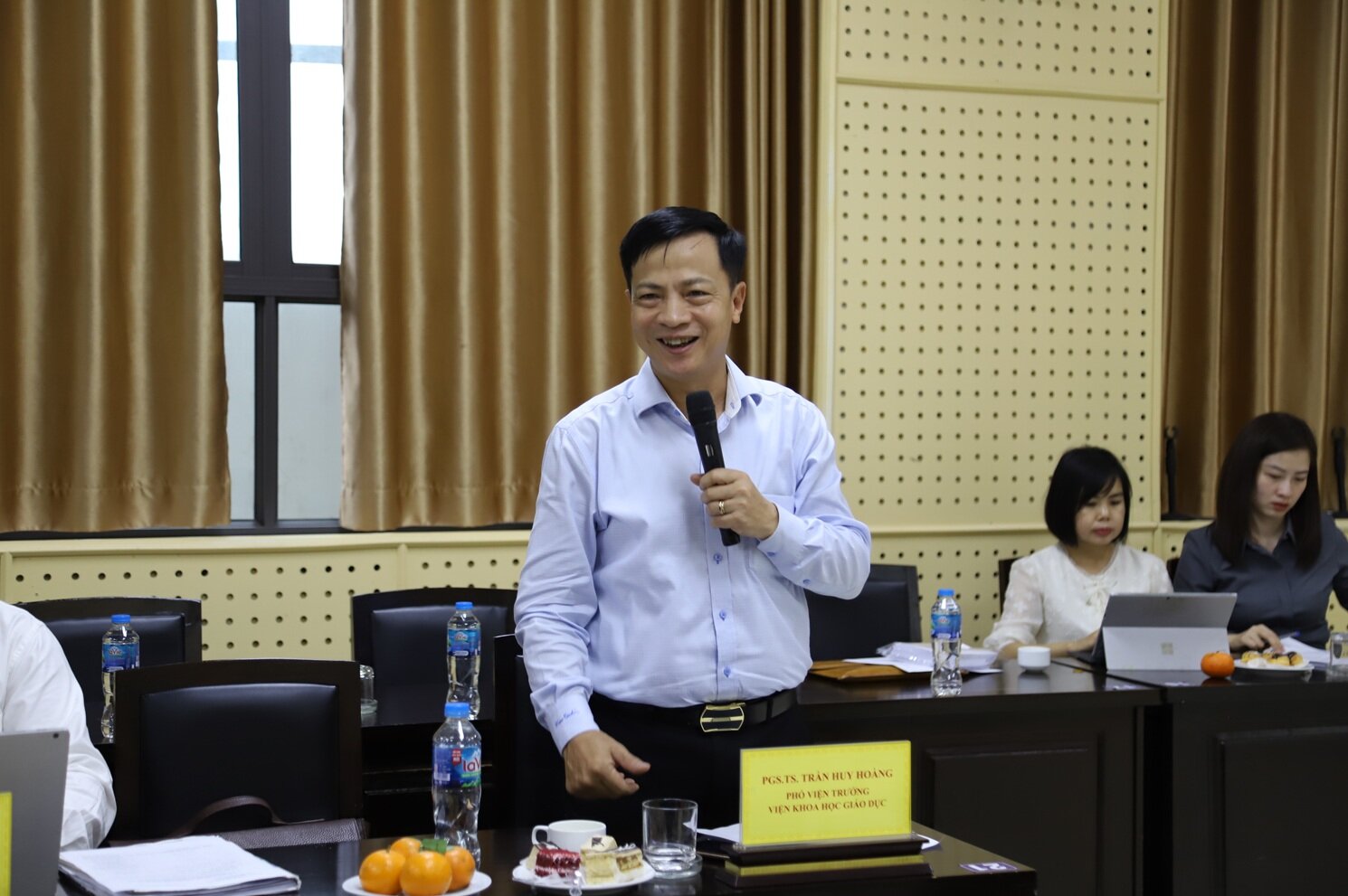 4. thầy Hoàng