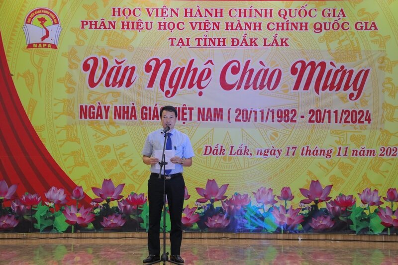 TS. Thiều Huy Thuật – Quyền Giám đốc Phân hiệu HVHCQG tại tỉnh Đắk Lắk phát biểu khai mạc Hội diễn văn nghệ