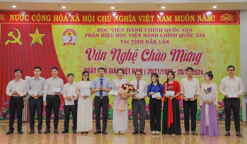 TS. Thiều Huy Thuật – Quyền Giám đốc Phân hiệu HVHCQG tại tỉnh Đắk Lắk tặng hoa và quà lưu niệm cho các đội diễn