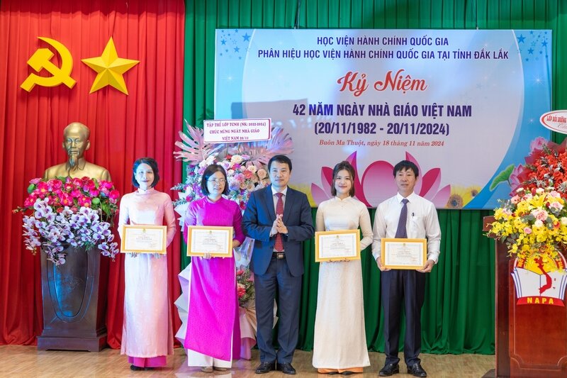 TS. Thiều Huy Thuật, Quyền giám đốc Phân hiệu HVHCQG tại tỉnh Đắk Lắk tặng bằng khen cho các công đoàn viên có thành tích xuất sắc năm 2023
