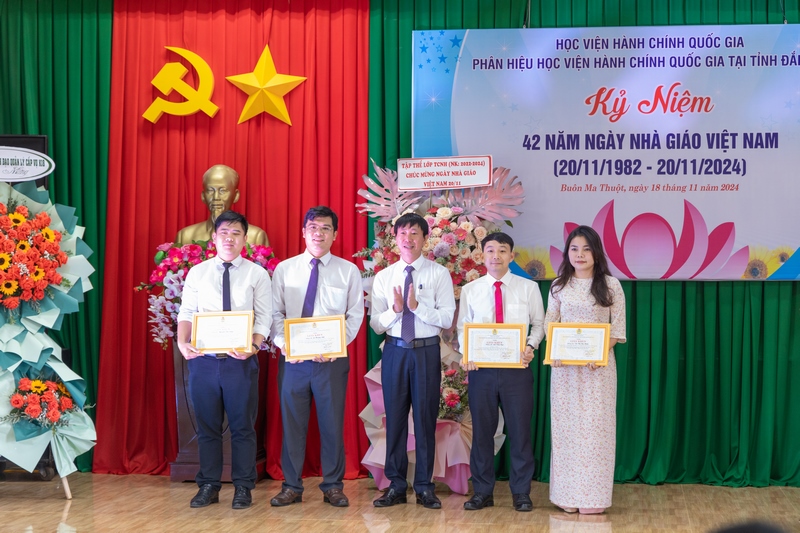 ThS. Phan Xuân Quý - Chủ tịch Công đoàn bộ phận Phân hiệu tặng bằng khen cho các công đoàn viên có thành tích xuất sắc năm 2023