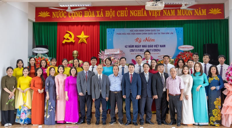 Các đại biểu tham dự chụp ảnh lưu niệm
