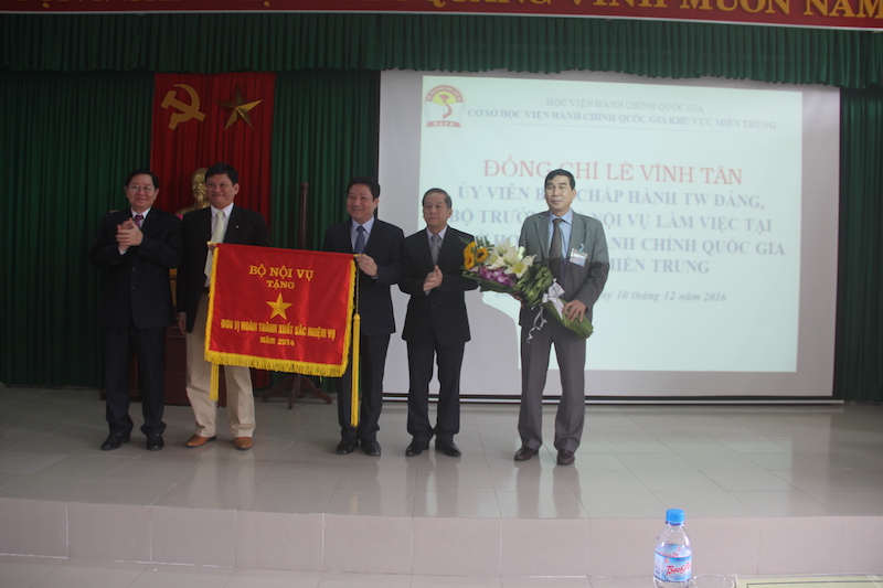 Đồng chí Lê Vĩnh Tân – Ủy viên Ban Chấp hành Trung ương Đảng, Bộ trưởng Bộ Nội vụ và Đồng chí Phan Ngọc Thọ – Phó chủ tịch Thường trực UBND, Trưởng đoàn đại biểu Quốc hội tỉnh Thừa Thiên Huế trao cờ của Bộ Nội vụ cho Cơ sở Học viện – Đơn vị hoàn thành xuất sắc nhiệm vụ năm 2014