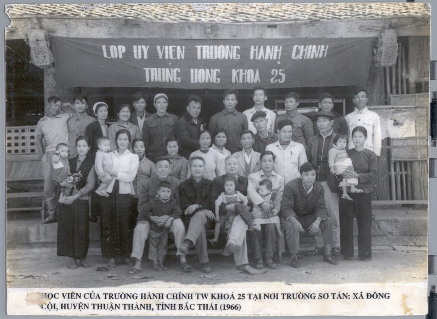 Cán bộ, giảng viên và học viên khóa 25 tại nơi sơ tán (xã Đông Côi, Thuận Thành, Hà Bắc, năm 1966)