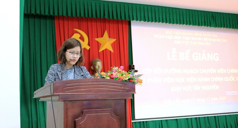 ThS. Đặng Thị Việt Hà - Chuyên viên Phòng Quản lý Đào tạo và Bồi dưỡng, Phân viện Học viện Hành chính Quốc gia khu vực Tây Nguyên công bố các quyết định liên quan đến lớp học