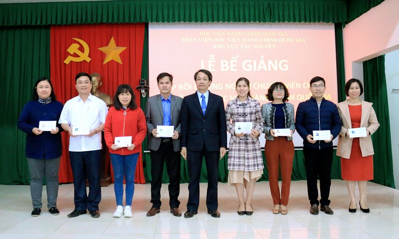 TS. Lê Văn Từ - Trưởng Phòng Quản lý đào tạo và Bồi dưỡng, Phân viện Học viện Hành chính Quốc gia khu vực Tây Nguyên trao chứng chỉ cho các học viên