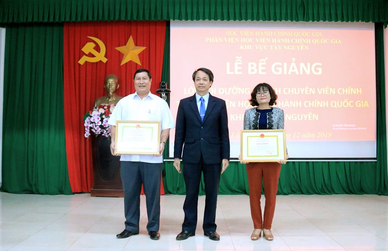TS. Lê Văn Từ - Trưởng Phòng Quản lý đào tạo và Bồi dưỡng, Phân viện Học viện Hành chính Quốc gia khu vực Tây Nguyên trao giấy khen cho các học viên đạt thành tích xuất sắc