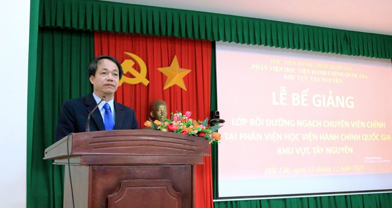 TS. Lê Văn Từ - Trưởng Phòng Quản lý đào tạo và Bồi dưỡng, Phân viện Học viện Hành chính Quốc gia khu vực Tây Nguyên phát biểu khai bế lớp học