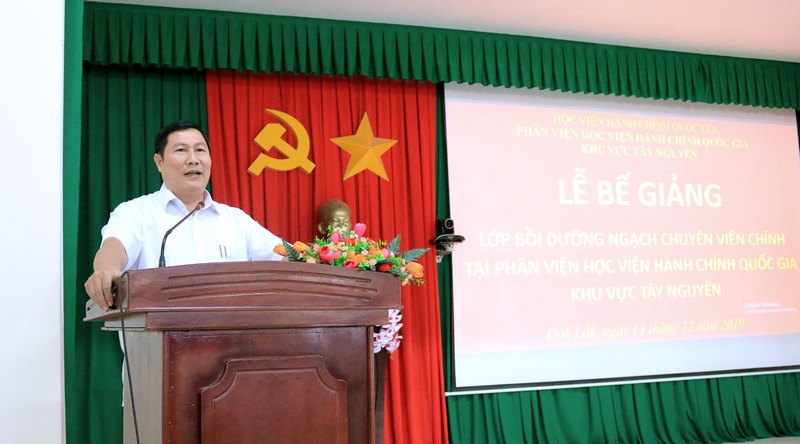Ông Hoàng Văn Tám - Đại diện cho học viên của lớp phát biểu tại buổi lễ