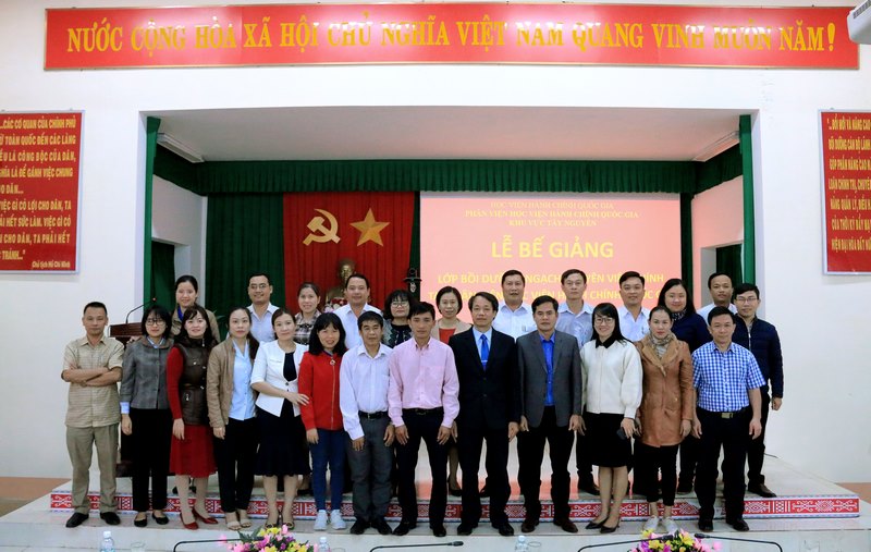 Học viên của lớp và các thầy cô chụp hình lưu niệm