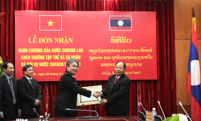 Lễ đón nhận Huân chương của nước Cộng hòa Dân chủ nhân dân Lào khen thưởng tập thể và cá nhân Bộ Nội vụ nước Cộng hòa Xã hội chủ nghĩa Việt Nam