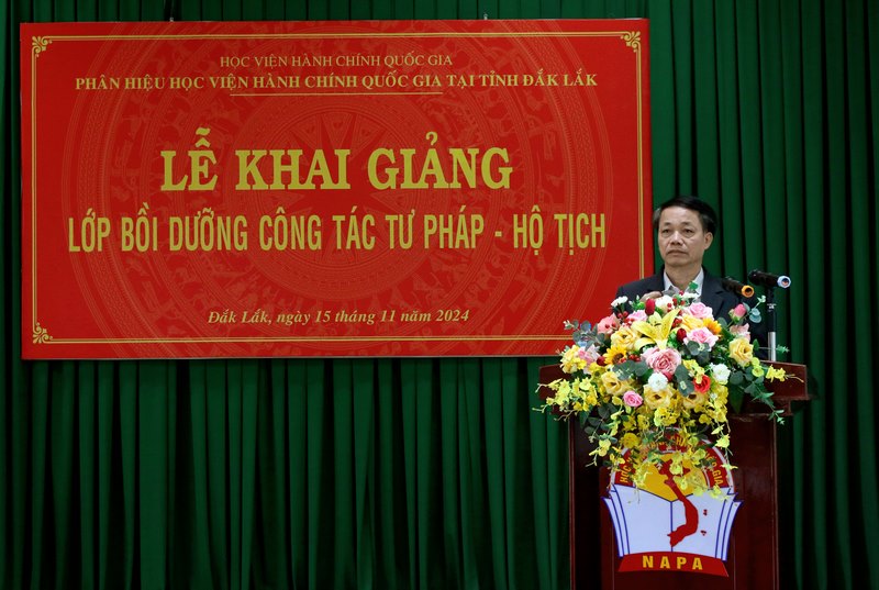 TS. Lê Văn Từ - Trưởng phòng Quản lý đào tạo & bồi dưỡng, Phân hiệu HVHCQG tại tỉnh Đắk Lắk phát biểu khai giảng lớp học