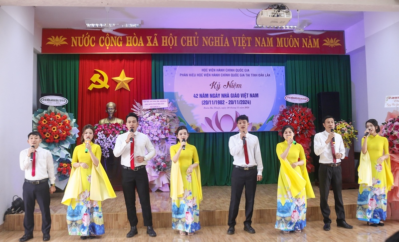 Văn nghệ chào mừng tại buổi Lễ