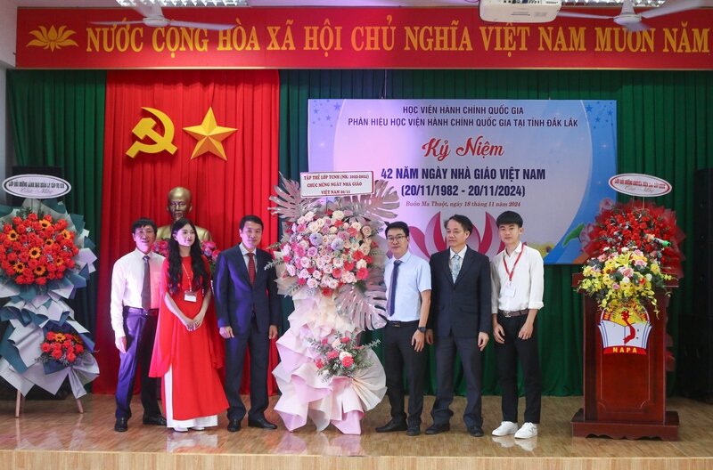 Đại diện học viên, sinh viên tặng hoa tri ân Ban giám đốc, các thầy cô giáo Phân hiệu