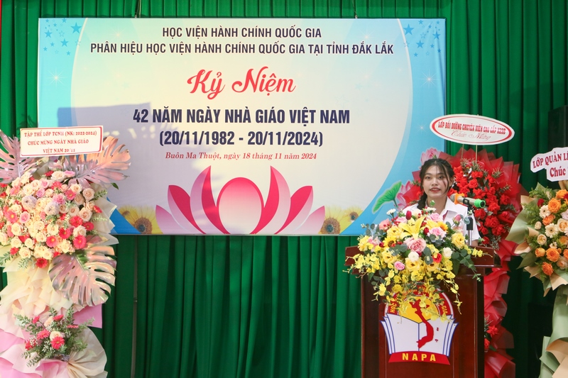 Sinh viên Nguyễn Thị Hoài Thu, Lớp Đại học Chính quy 2405QLNP đại diện các sinh viên Phân hiệu phát biểu cảm nghĩ tại buổi Lễ