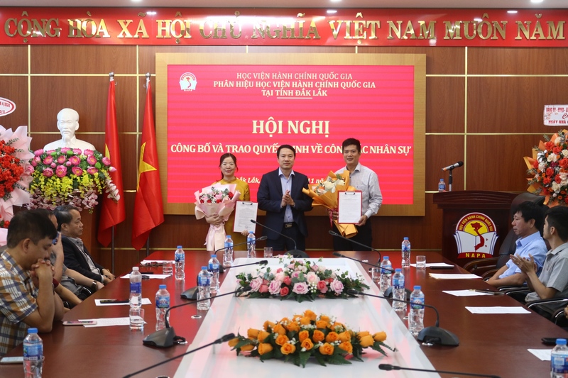 TS. Thiều Huy Thuật, Quyền Giám đốc Phân hiệu HVHCQG tại tỉnh Đắk Lắk trao Quyết định và tặng hoa chúc mừng cho các viên chức