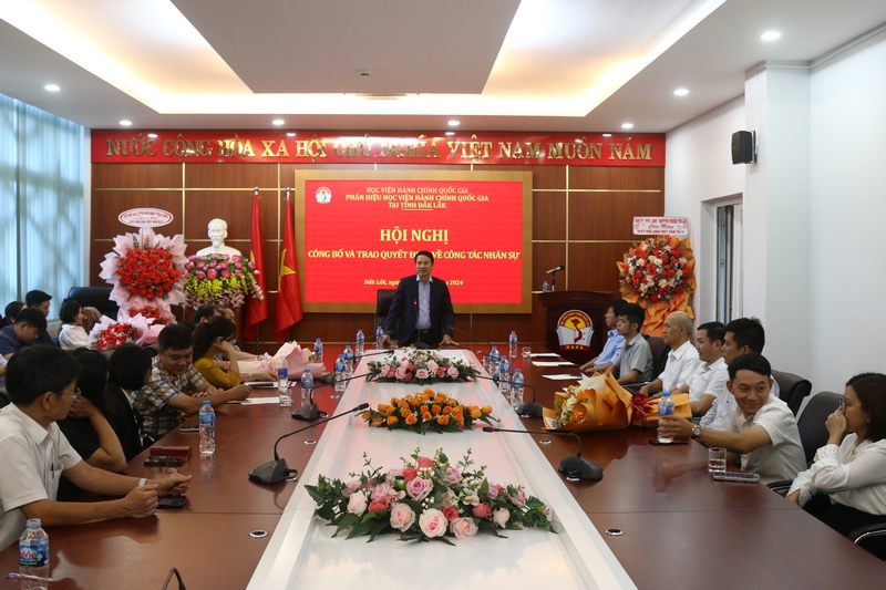 TS. Thiều Huy Thuật, Quyền Giám đốc Phân hiệu HVHCQG tại tỉnh Đắk Lắk phát biểu giao nhiệm vụ cho các viên chức