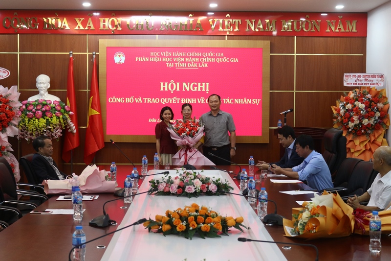 Khoa khoa học liên ngành chúc mừng TS. Đặng Nguyên Hà
