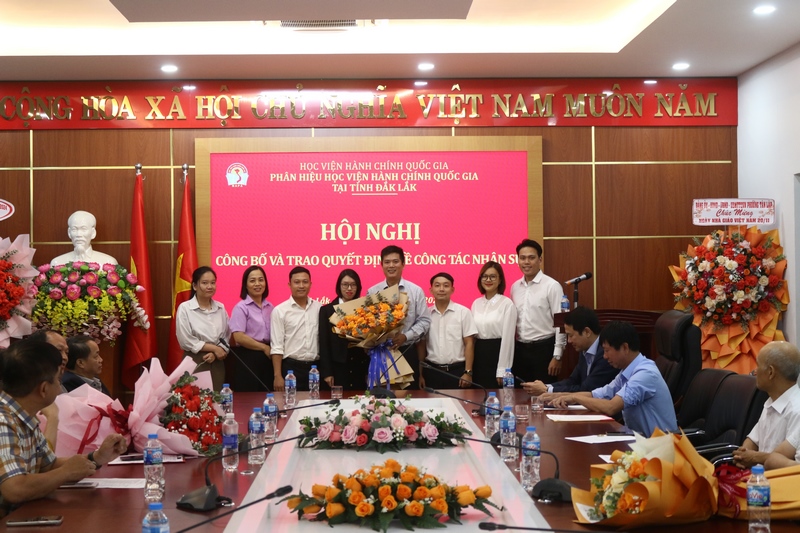 Viên chức Phòng QLKH,KT,TV chúc mừng ThS. Nguyễn Phúc Hải