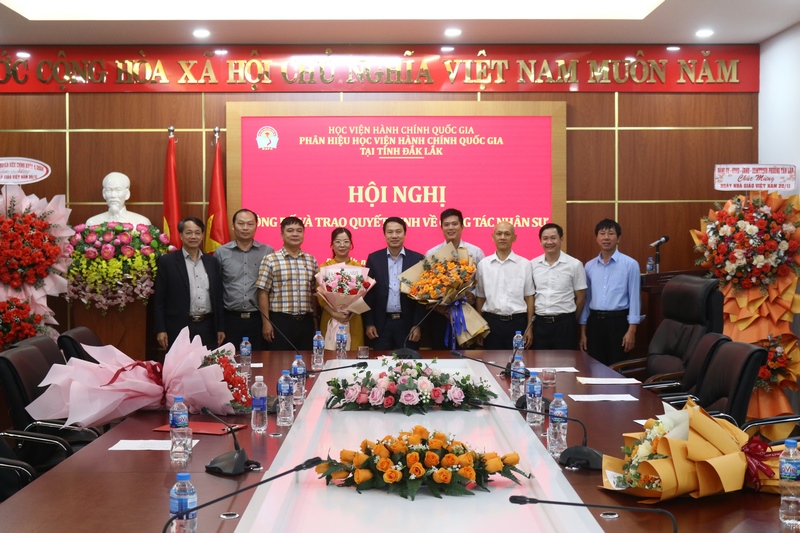 Lãnh đạo Phân hiệu, Lãnh đạo các đơn vị chúc mừng các viên chức nhận Quyết định