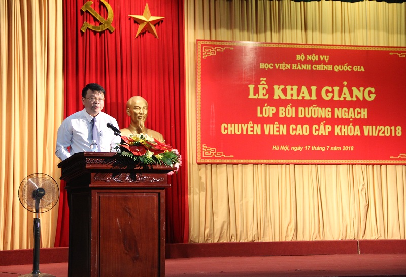 ThS Bùi Huy Tùng - Chánh Văn phòng, Phụ trách điều hành Ban Quản lý bồi dưỡng công bố các quyết định của khóa học