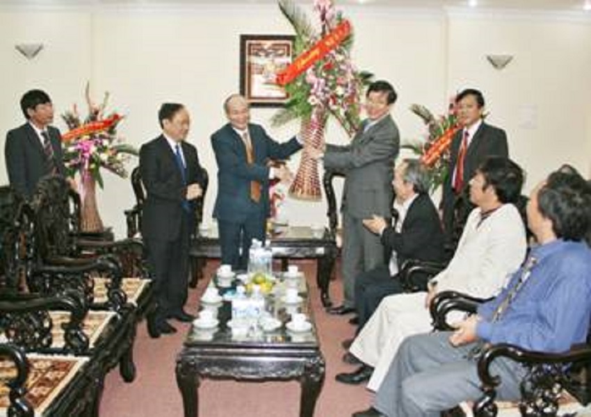 GS.TS. Lê Hữu Nghĩa – Giám đốc Học viện Chính trị - Hành chính Quốc gia Hồ Chí Minh chúc mừng PGS.TS. Nguyễn Trọng Điều nhân ngày Nhà giáo Việt Nam (20/11), năm 2007