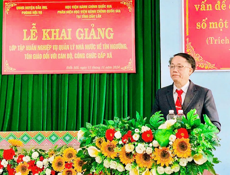 TS. Lê Văn Từ - Trưởng phòng Quản lý đào tạo và bồi dưỡng Phân hiệu HVHCQG tại tỉnh Đắk Lắk phát biểu khai giảng lớp học