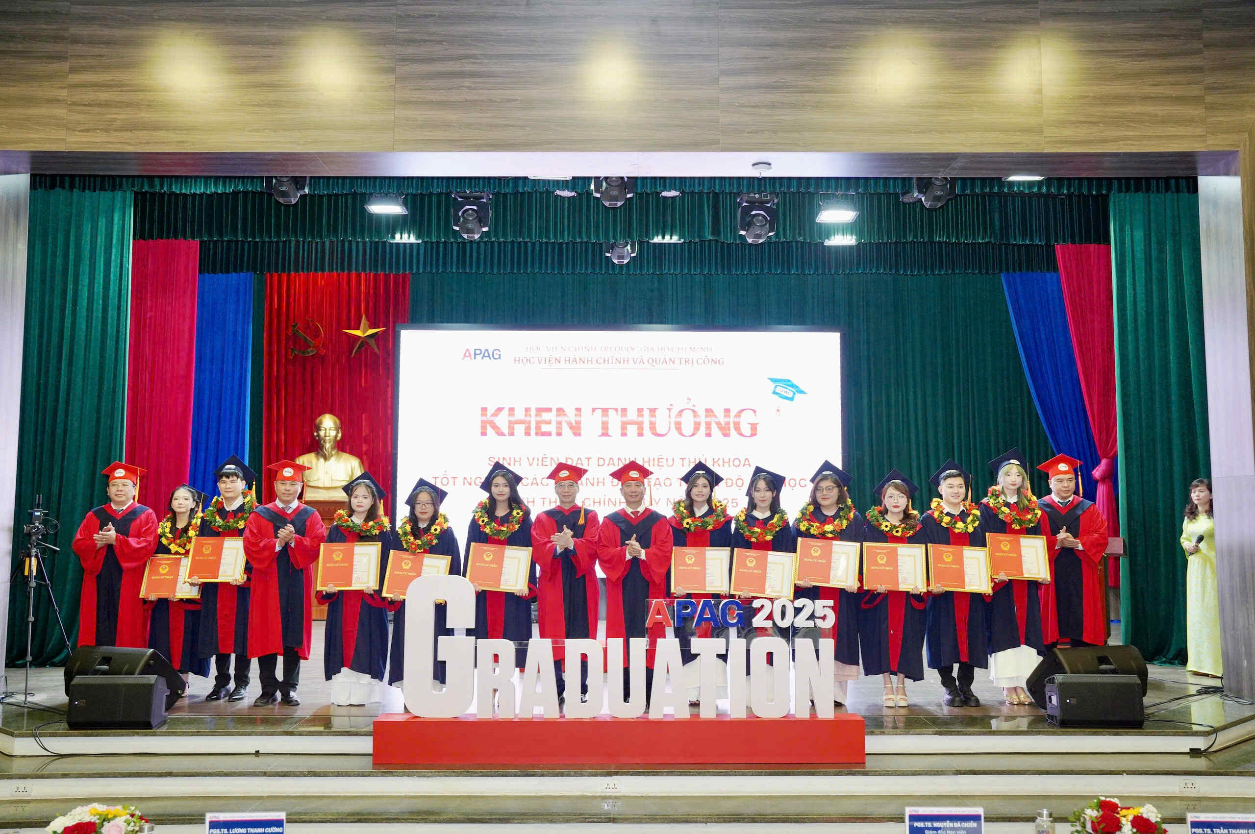 1364 tân cử nhân được trao bằng tốt nghiệp năm 2025