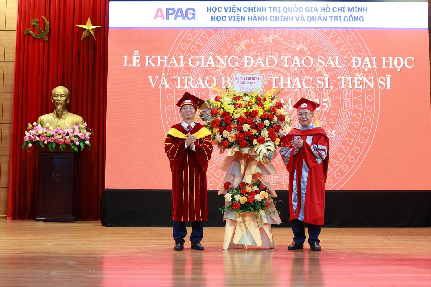 Các thế hệ học viên, nghiên cứu sinh Học viện Hành chính và Quản trị công viết tiếp truyền thống vẻ vang của Học viện, trau dồi và đem trí tuệ, tri thức, tinh thần phụng sự đóng góp vào sự nghiệp xây dựng và phát triển đất nước