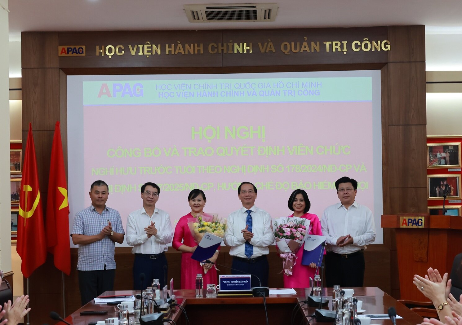 Hội nghị Công bố và trao quyết định viên chức nghỉ hưu trước tuổi theo Nghị định 178/2024/NĐ-CP và Nghị định số 67/2025/NĐ-CP, hưởng chế độ bảo hiểm xã hội